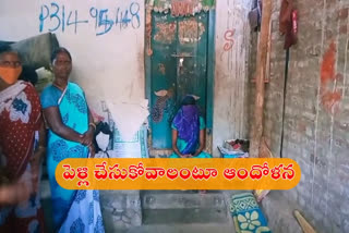 a girl concern in front of her boyfriend's house in mahabubabad