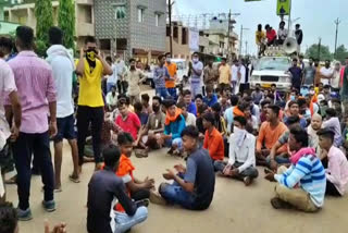 bjp-workers-did-road-block-after-murder-of-the-bjp-leader-in-baloda-bazar