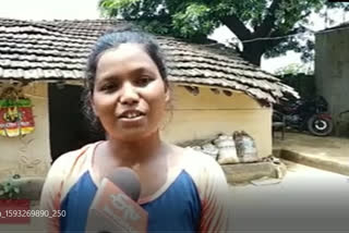 Bengal girl digs up well to help mother fetch water