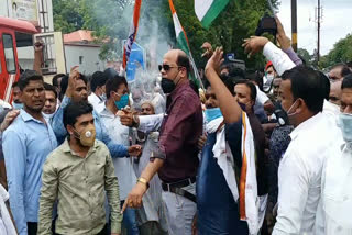 Congressmen burn effigy of CM Shivraj Singh