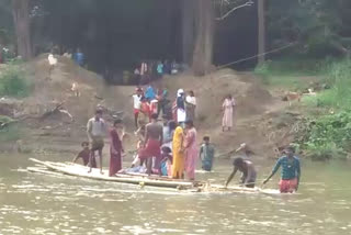 ആദിവാസി യുവതി പ്രസവിച്ചു  ചാലിയാർ തീരത്ത് യുവതി പ്രസവിച്ചു  മുണ്ടേരി വാണിയംപുഴ ആദിവാസി കോളനി  adhivasi women delivery chaliyar river bank  adhivasi women malappuram news  tribal women news malappuram  tribal women delivery news