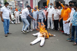 BJP workers burnt effigy of former state chief minister Kamal Nath