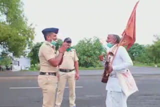 Varkari Video viral with police in solapur