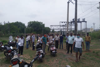 बिजली कटौती पर ग्रामीणों का प्रदर्शन, Villagers protest on power cuts