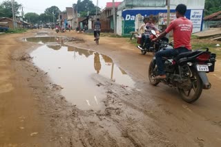 Main road of Fatehpur block in Jamtara becomes dilapidated