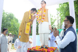 Union Minister Mukhtar Abbas Naqvi garlands the statue of Pandit Deen Dayal Upadhyay at Deen Dayal Chowk in Rampur