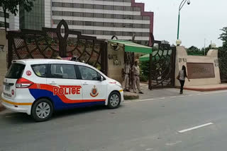 PCR team arrested two person for smuggling illegal liquor on e-rickshaws in delhi