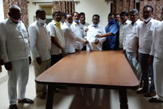 the Kalwakurti Lifting Scheme Members memorandum to MP Ramulu demanding the speedy completion of works.