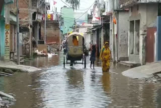 सड़कों पर जमा पानी