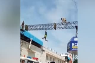 a-viral-video-of-drunken-tamilnadu-youngster-climbed-a-flexi-barricade-in-tirupathi