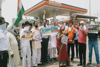 Congress protests against BJP in Seelampur for increased prices of petrol and diesel