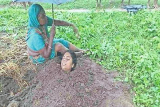 villagers-covered-injured-people-of-lightning-with-cow-dung-in-raigarh