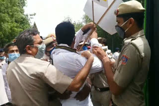 delhi congress president Chaudhary Anil kumar detained in civil lines area for protesting