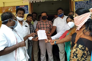 congress leaders protest in front of rdo office at husnabad siddipeta