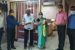 PNB distributes masks and sanitizers to customersPNB distributes masks and sanitizers to customers