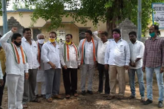 congress leaders protest at bhadradri kothagudem  for increasing crude oil rates