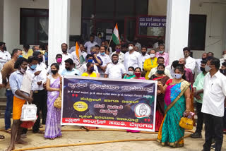 protests by Belthangady Taluk Congress condemning oil price hike