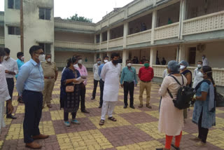 Guardian Minister Sanjay Rathore visits Quarantine Center in Yawatmal