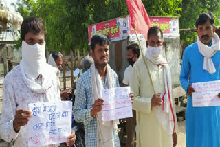 Protest expressed by creating human chain