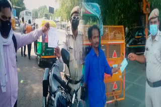 police distributing masks to needy people in delhi