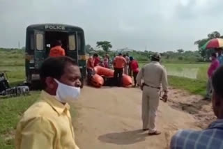 disaster management team get down into the river Mayuraksh