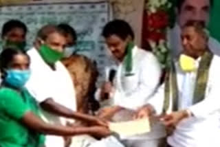 runasayam cheques distributed to tallada farmers by mla sandra venkata veeraiah