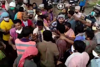 labourers fight in rajanagaram onion market at east godavari