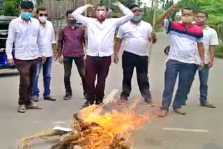 Protest of AJYCP doing efficy burn due to price hike of petrol diesel at golaghat assam etv bharat news