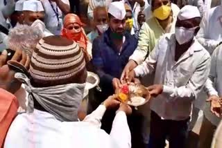 tukoba-palkhi-first-aarti-at-hindu-muslim-unity-dargah