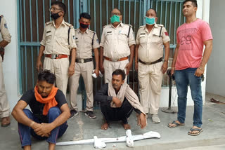 Police arrested two brothers with illegal weapons roaming around in bhind