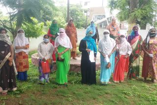 Collectorate of Chhindwara district's women arrived to demand interest waiver