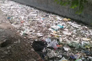 people facing drainage problem at mukundpur in delhi