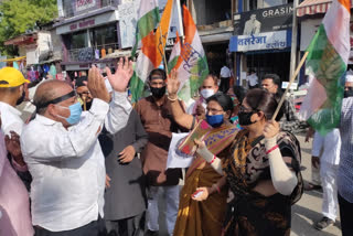 Congress celebrates black day on completion of 100 days of Shivraj Sarkar and  lit poster of Shivraj in khandwa