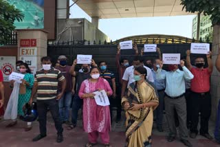 Parents protest against school, Demonstration regarding fee waiver