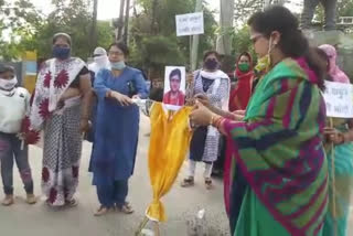 women congress of satna burnt effigy of sadhvi pragya after her indecent remark on rahul gandhi