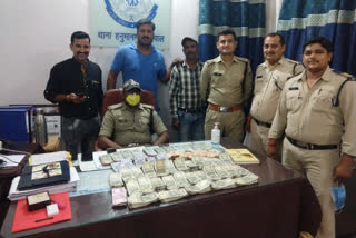 Police caught 17 lakh 54 thousand rupees