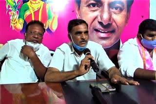 trs-party-members-warn-to-congress-leaders-in-bansuwada-at-kamareddy-district