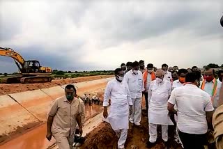 bjp-former-mp-vivek-on-kondapochamma-sagar-reservoir-right-canal-breaks-down