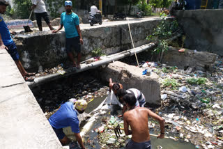 Bhilwara news, cleaning workers, clean the drain