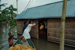 flood-relief-distribution-by-youth-student-leader-at-goalpara