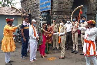 kashid-family-worships-police-in-kolhapur