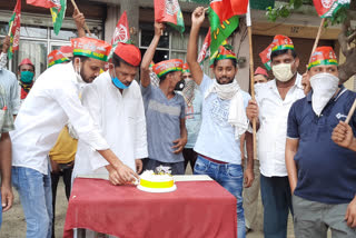 samajwadi party worker celebrated SP chief akhilesh yadav birthday in muradnagar