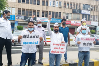 AAP Party workers protest against central government in noida