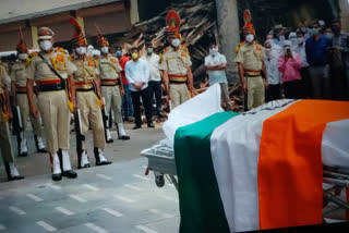 last rites of inspector sanjeev yadav done with police respect