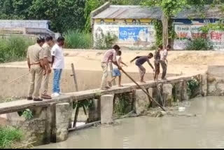 2 cops shunted for getting children to pull out body from canal in Uttar Pradesh