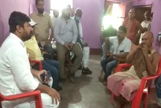 MP Vijay Hansda met family of martyr Kundan Ojha in sahibganj, News of martyr kundan ojha in sahibganj, News of MP Vijay Hansda, शहीद कुंदन ओझा के परिजनों से मिले सांसद विजय हांसदा, शहीद कुंदन ओझा की खबरें, सांसद विजय हांसदा की खबरें
