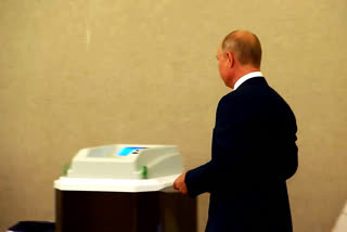 Putin votes