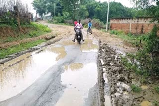 Road construction work could not be completed in 8 months in giridih, incomplete Road construction work in Giridih, bad Road condition in bagodar, गिरिडीह में 8 महीने में भी पूरा नहीं हो सका सड़क निर्माण कार्य, गिरिडीह में सड़क निर्माण कार्य अधूरा, बगोदर में सड़क की हालत खराब