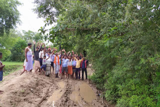 ग्रामीणों ने किया प्रदर्शन