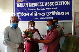 IMA honored doctors and health workers in Garhwa, News of ima garhwa, Program in Garhwa on Doctors Day, आईएमए ने गढ़वा में डॉक्टर्स और कर्मियों को किया सम्मानित, आईएमए गढ़वा की खबरें, डॉक्टर्स डे पर गढ़वा में कार्यक्रम